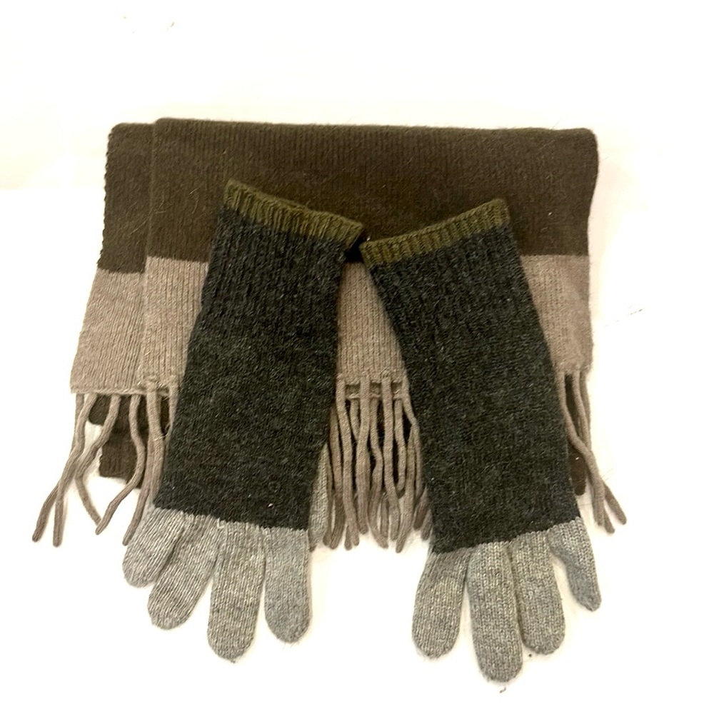 Portolano tri color gloves with two tone coordinating scarf set